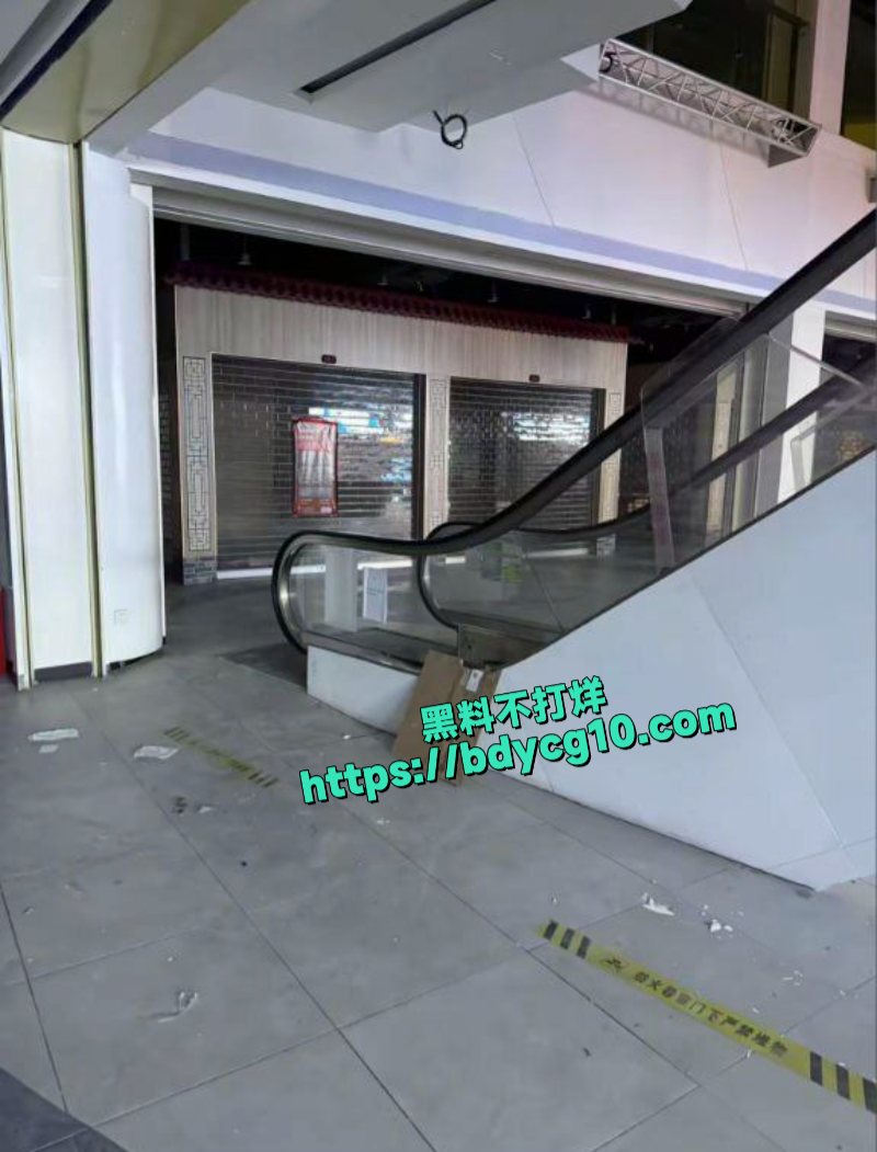 在商场玩真人CS用帆布当掩体掉下去摔死5