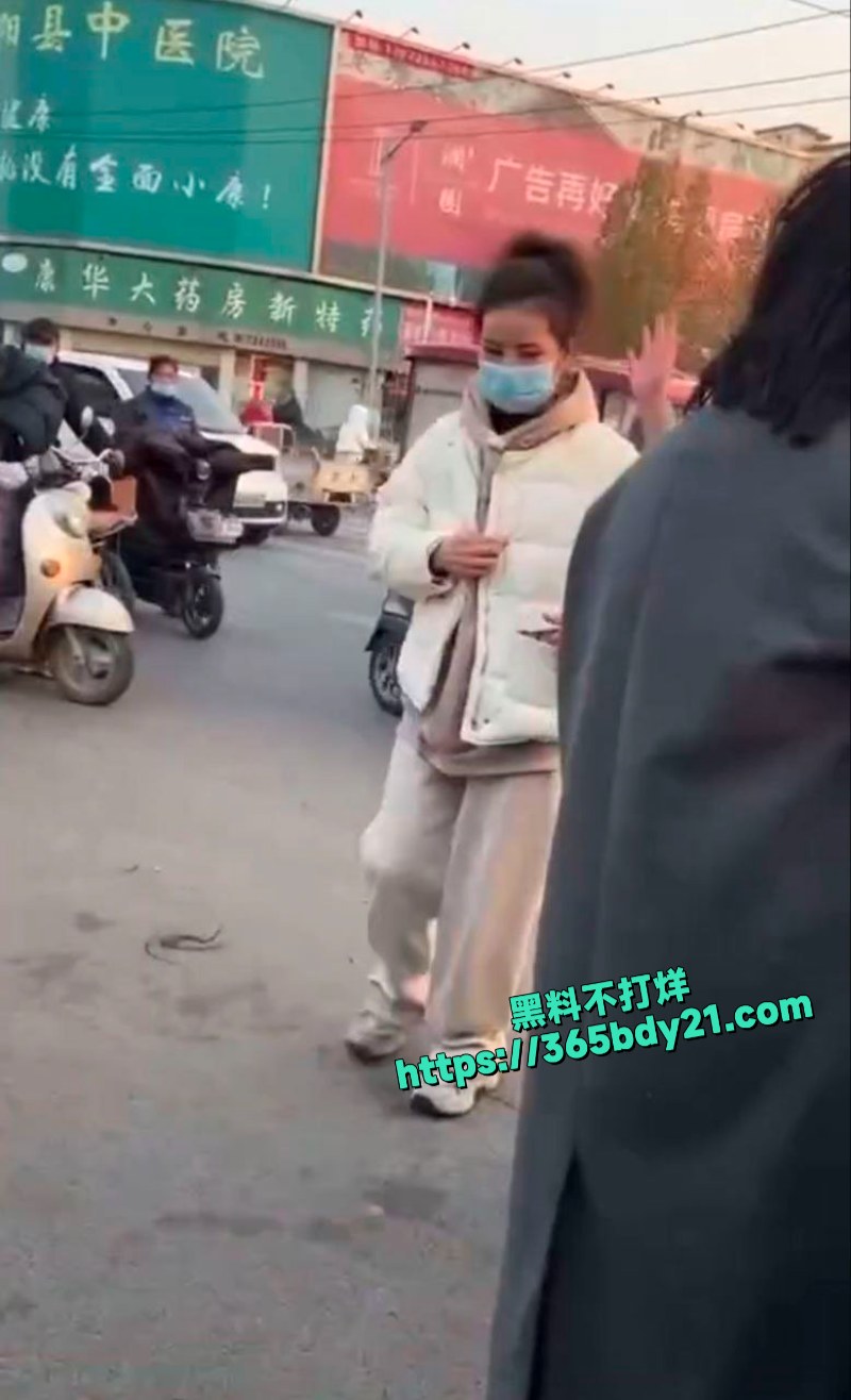 原配街头手撕小三现场曝光头发被剪当众社死 4
