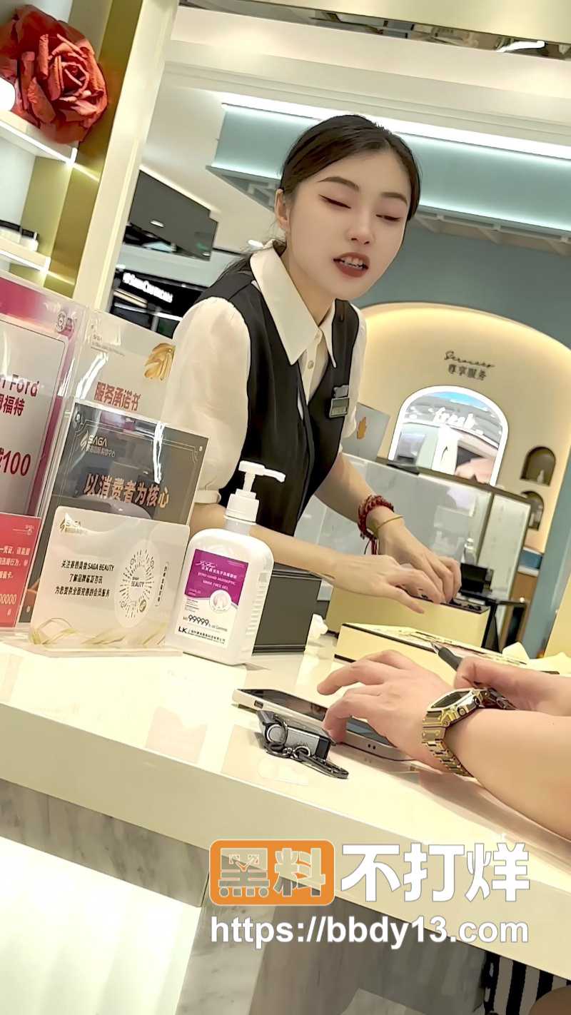 KFC抄底化妆品前台靓女01