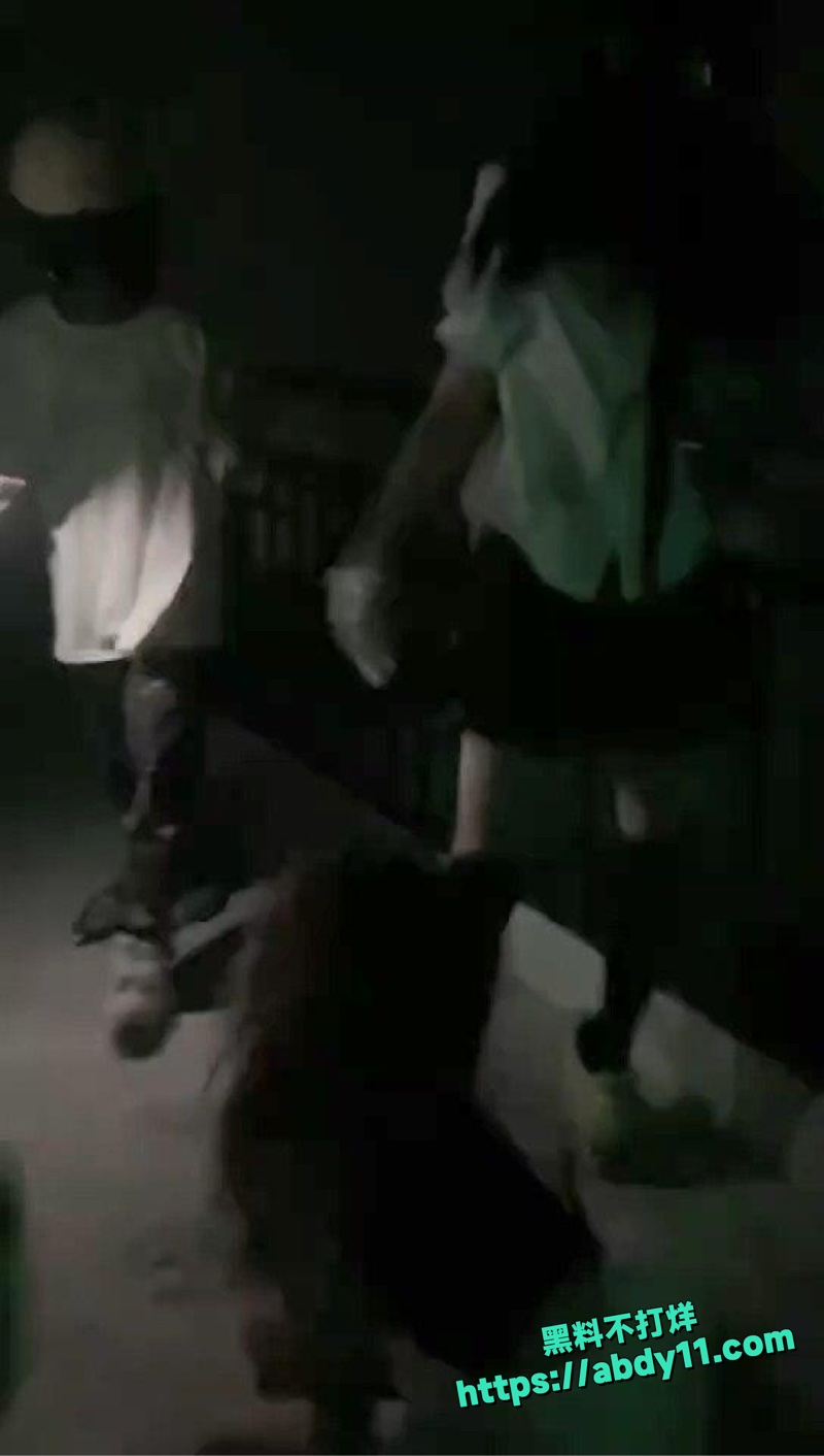 广东精神小妹扒光路人衣服狂揍10