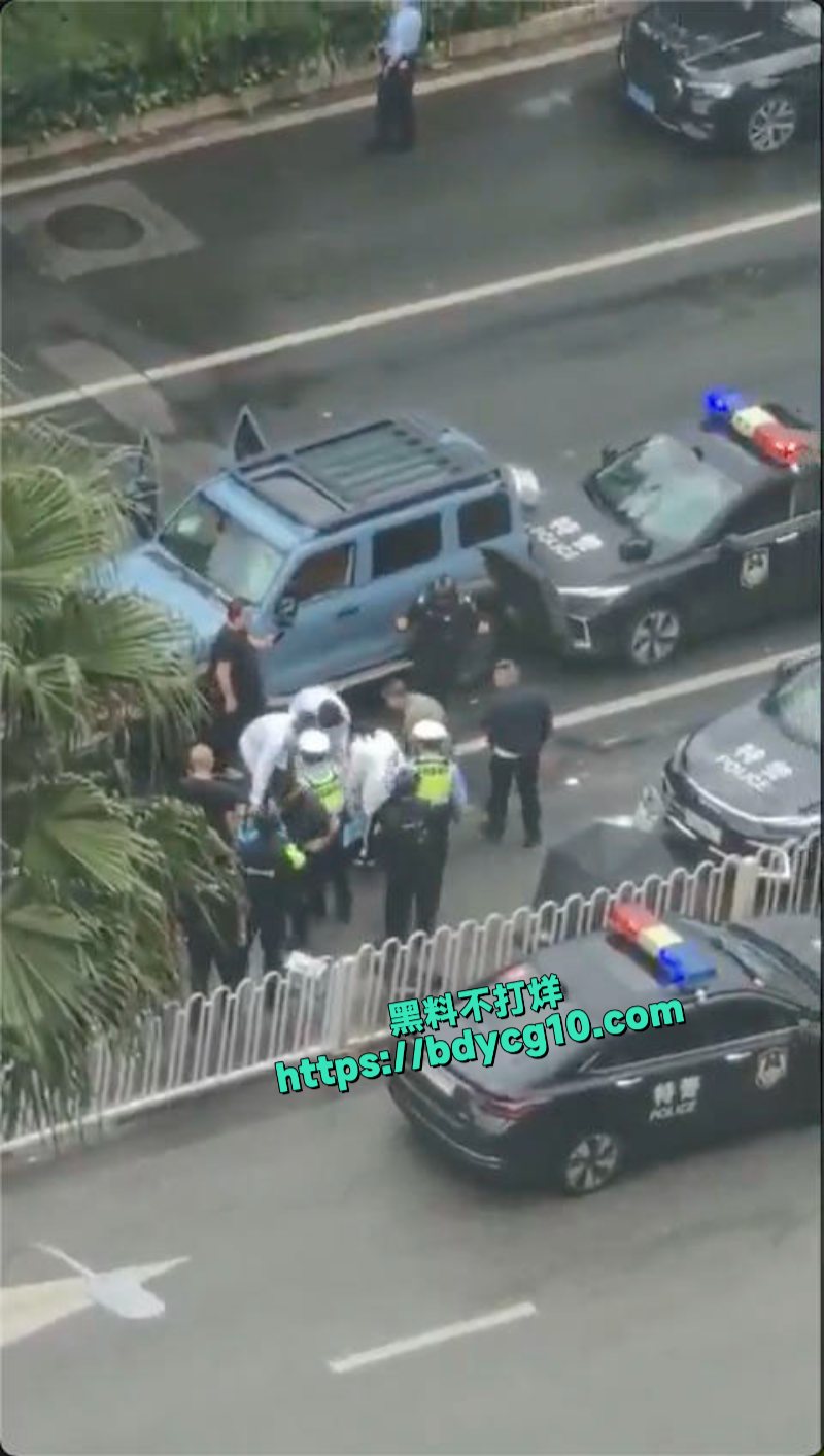 云南省昆明市金碧路发生汽车蓄意撞击多人事故7