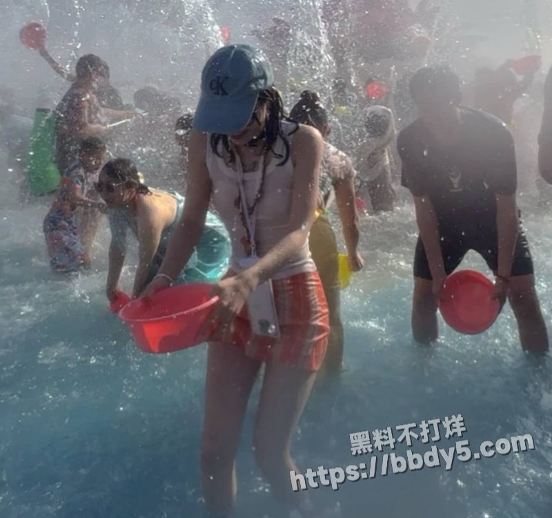云南西双版纳景洪市的泼水节15