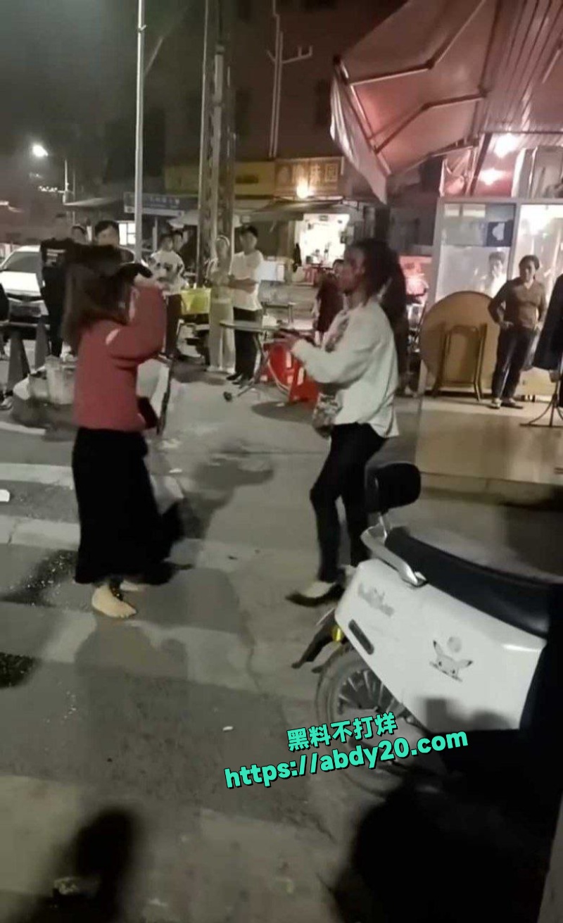 广西忻城街头原配大战小三 1