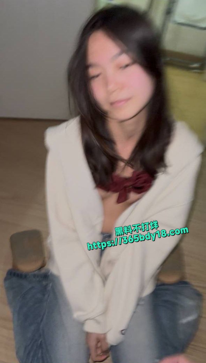 清纯大学生穿上JK黑丝1