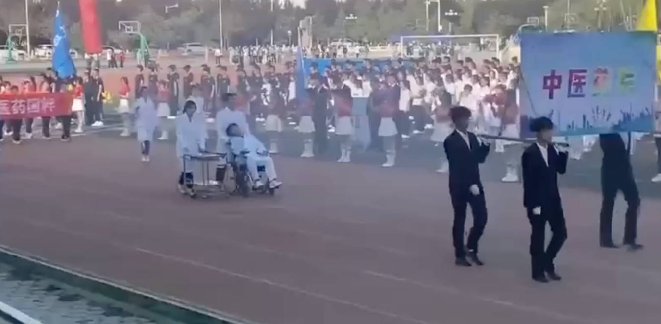 中医学院校园活动轮椅学生瞬间站起 现场耍宝神奇一幕 网友直呼太秀了
