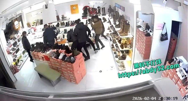 山东菏泽曹县精神小伙打人砸店5