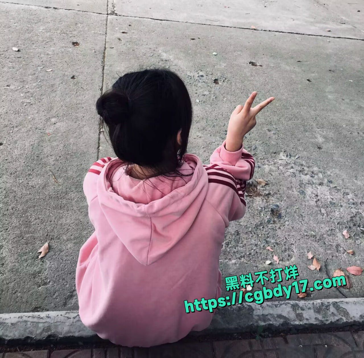 裸贷妹子蒋欣 微借款定制视频口叼内裤摆拍自慰抠出血17