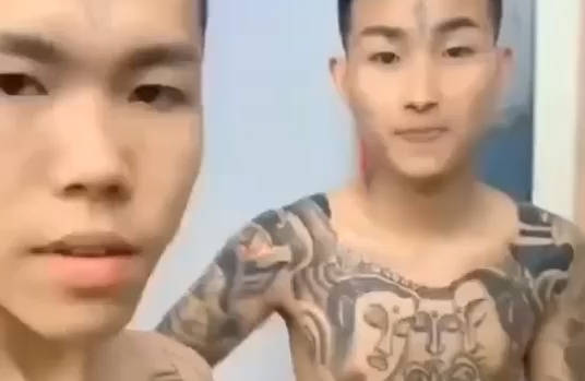 新奇视频 精神小伙只穿平角裤 拿菜刀对镜发狠 不服来碰一下子啊