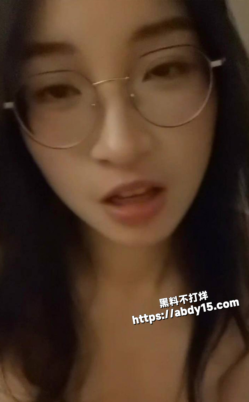 眼镜妹就是顶4