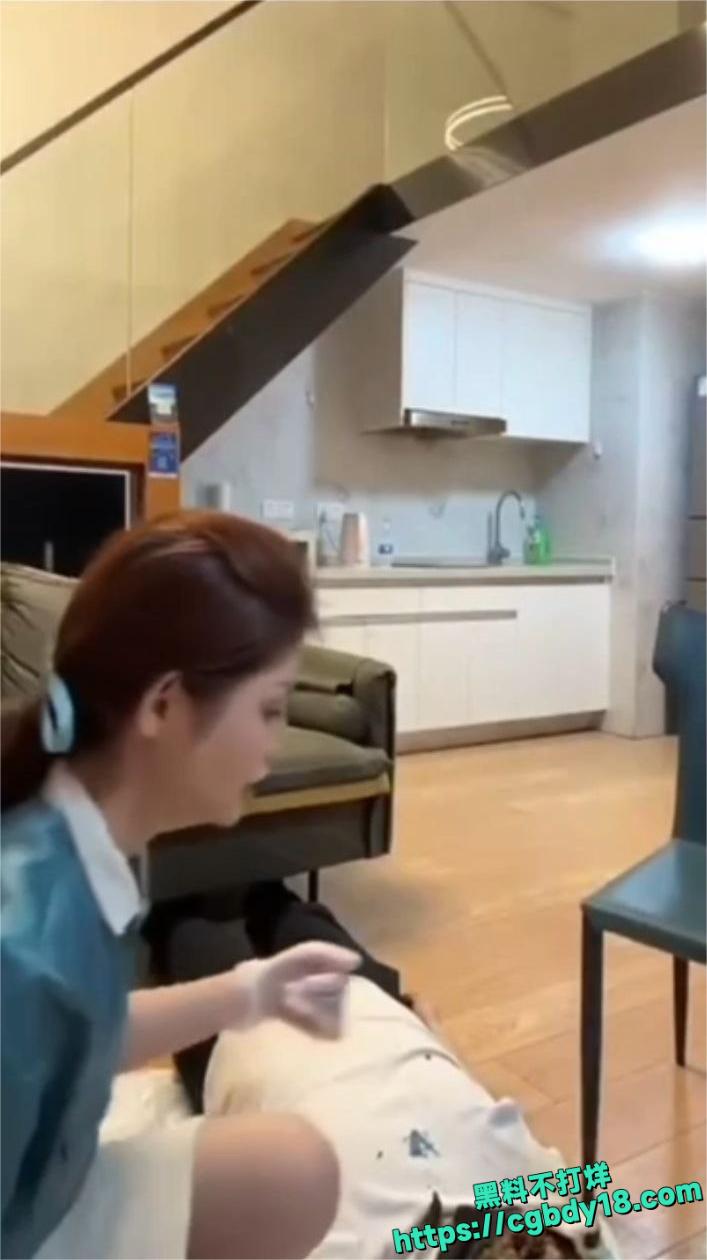 空姐大便马桶