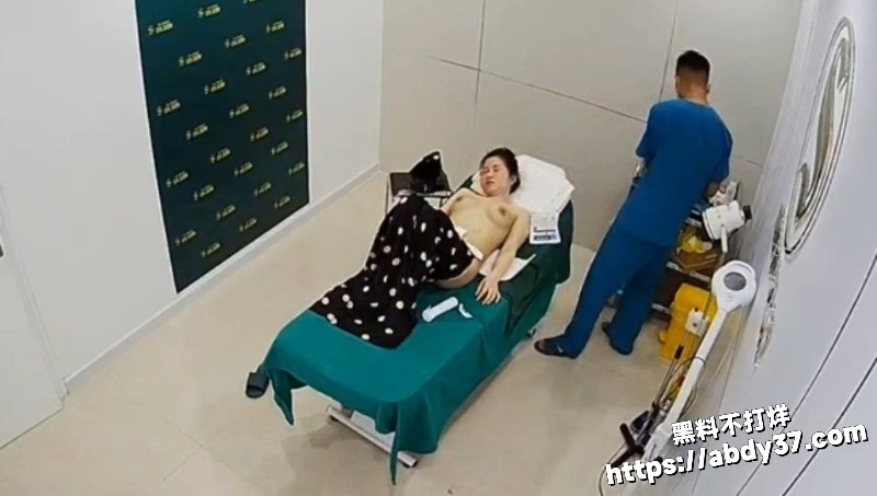 美容院监控偷拍6