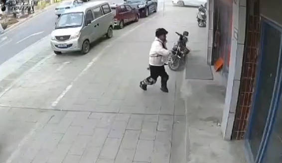 神木网红冒充乞丐街头要饭 电瓶大全商店门口直接发生爆炸 直播间突发事故