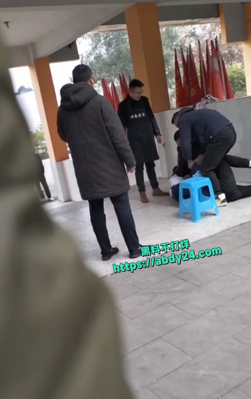 重庆垫江一中强迫学生剪发7