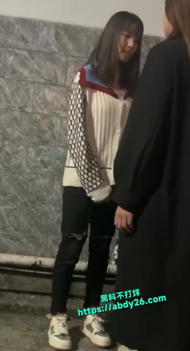 河南小妹被精神小妹围殴霸凌 7