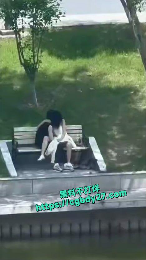 大学情侣校园长椅激情2