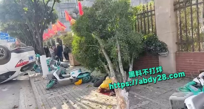 广西百色外卖小哥被轿车蓄意加速撞飞 4