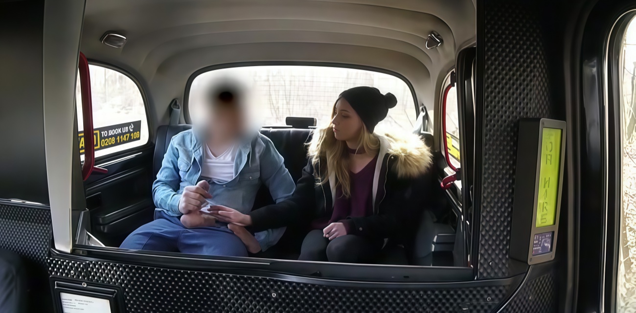 捷克街头之性爱出租车 免费载法国女人艾米丽 后座抬腿猛操穿环逼
