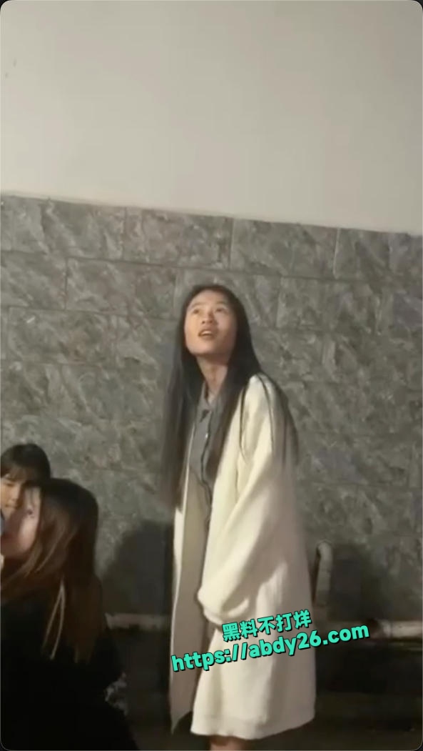 河南小妹被精神小妹围殴霸凌 9