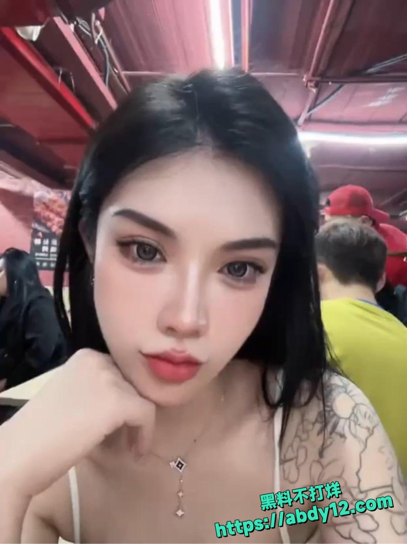 上海黄丽娜跪舔深喉视频6