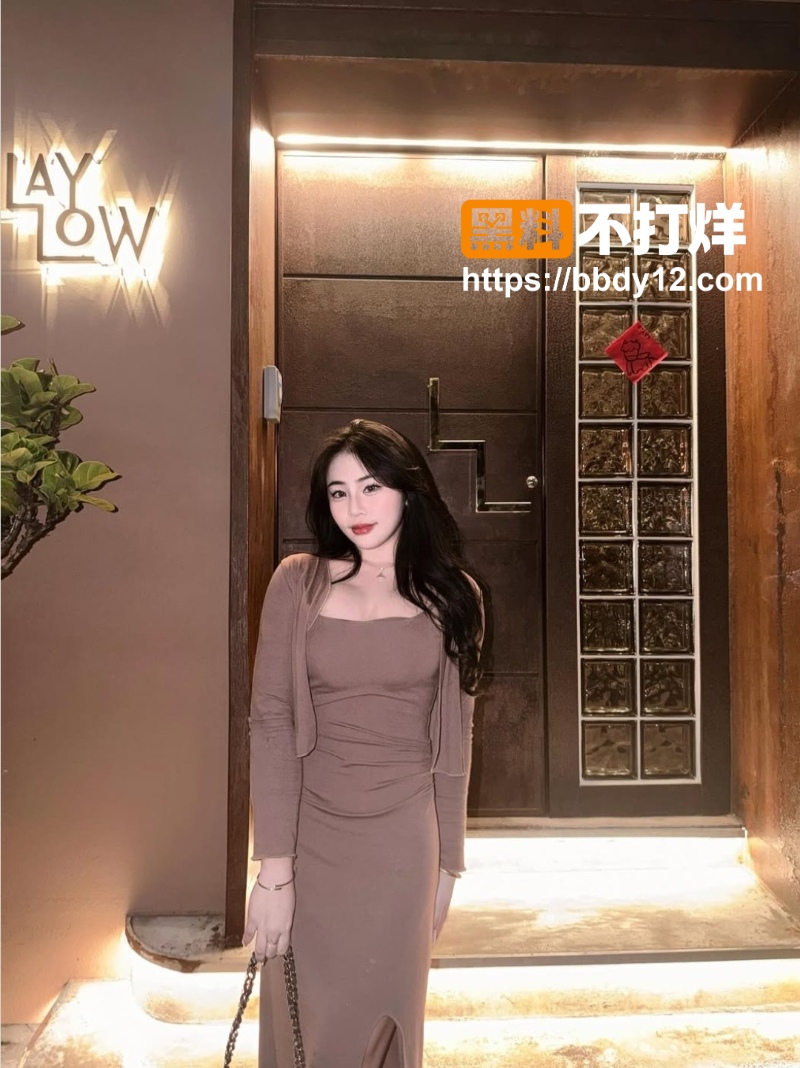 高颜值巨乳服装店老板娘01