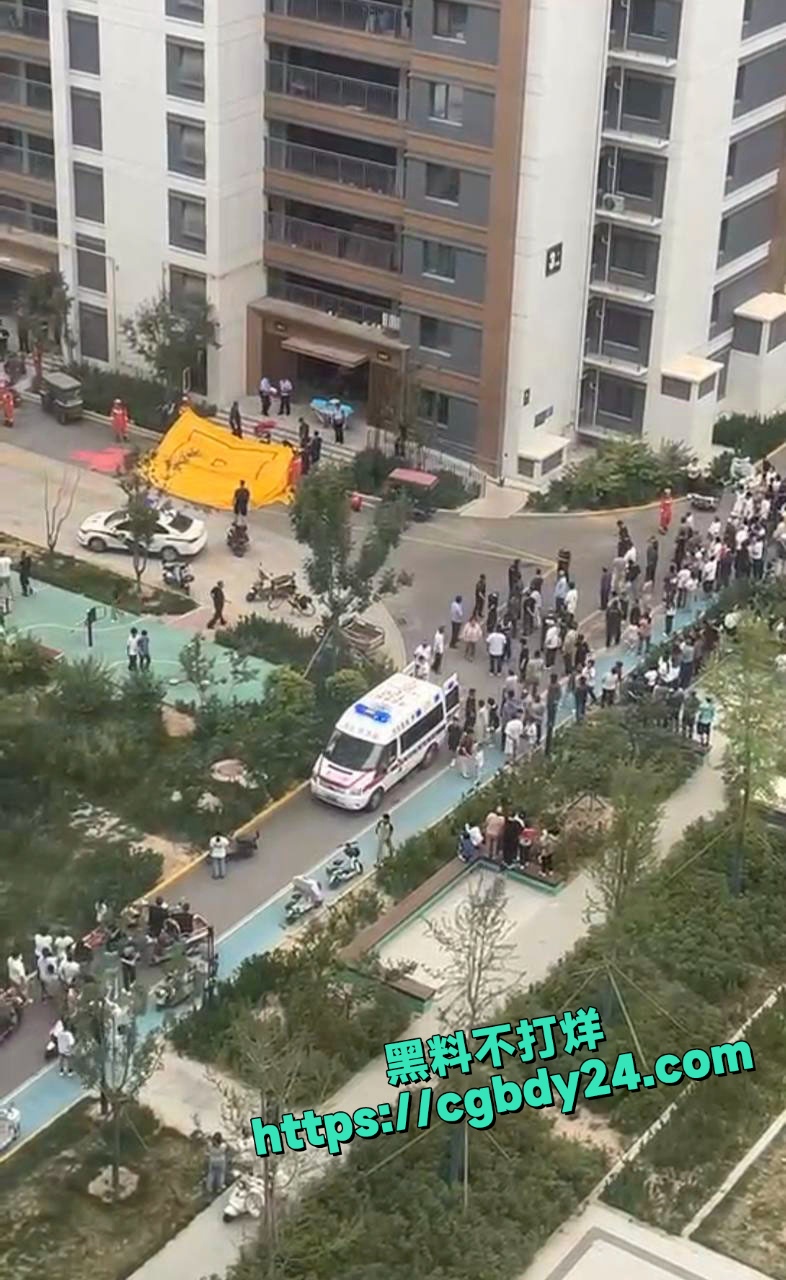 搞笑年轻人跳楼自杀没经验充气城堡已展开跳歪了5