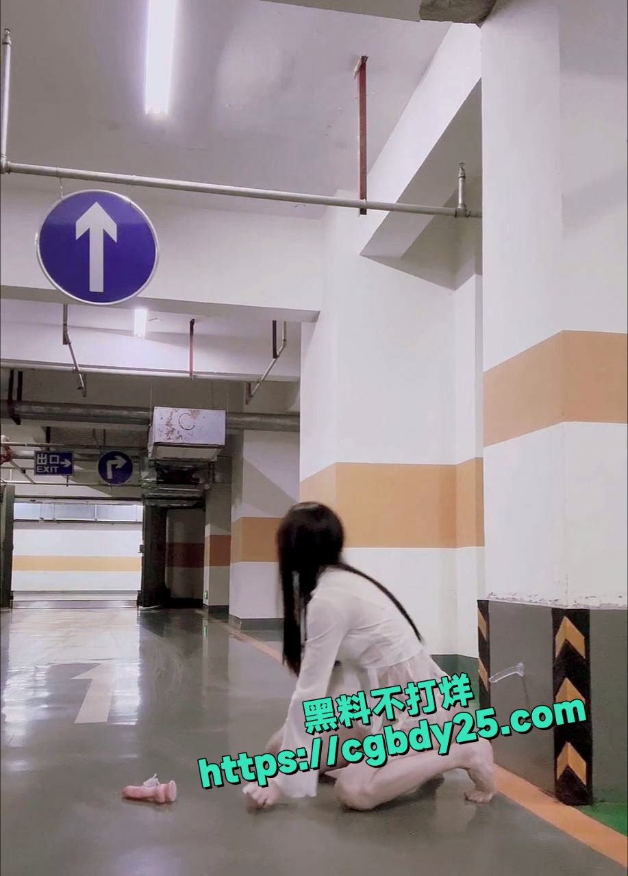 最新流出小雨绵绵苏幸路边楼梯间地下车库露出爆3