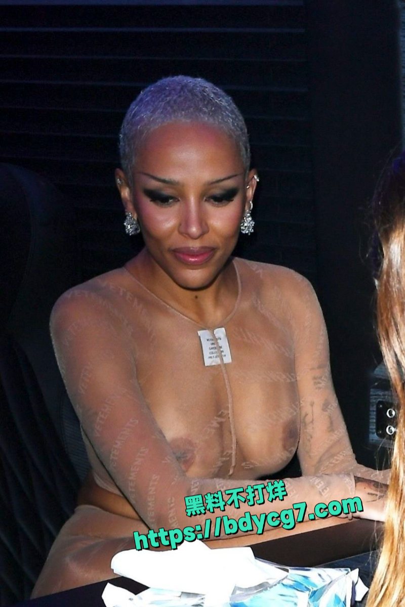 美国说唱歌手DojaCat纽约出席活动身着透视装6