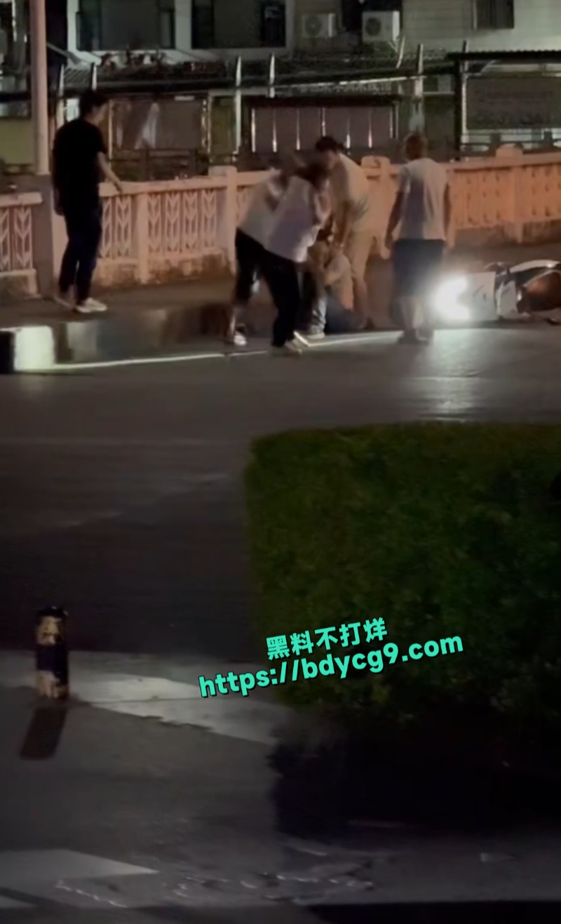 云南大理出轨被抓个正着暴打情夫1