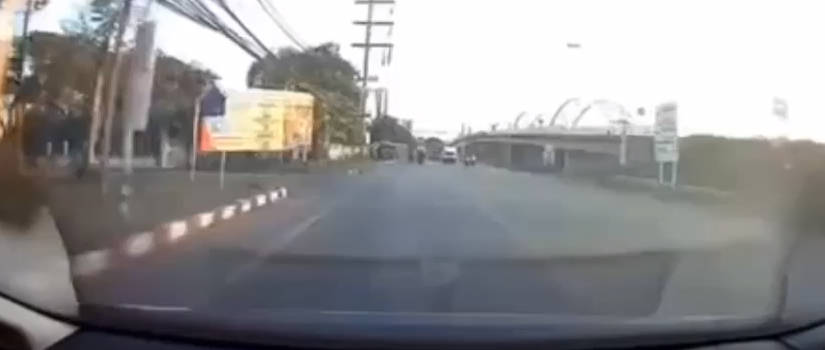 小哥感谢双手合十 刚躲过汽车急停又撞马路牙子 太逗了