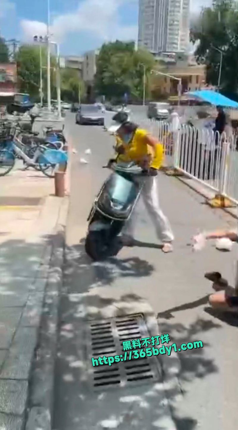 美团女骑手撞到老人后想跑2
