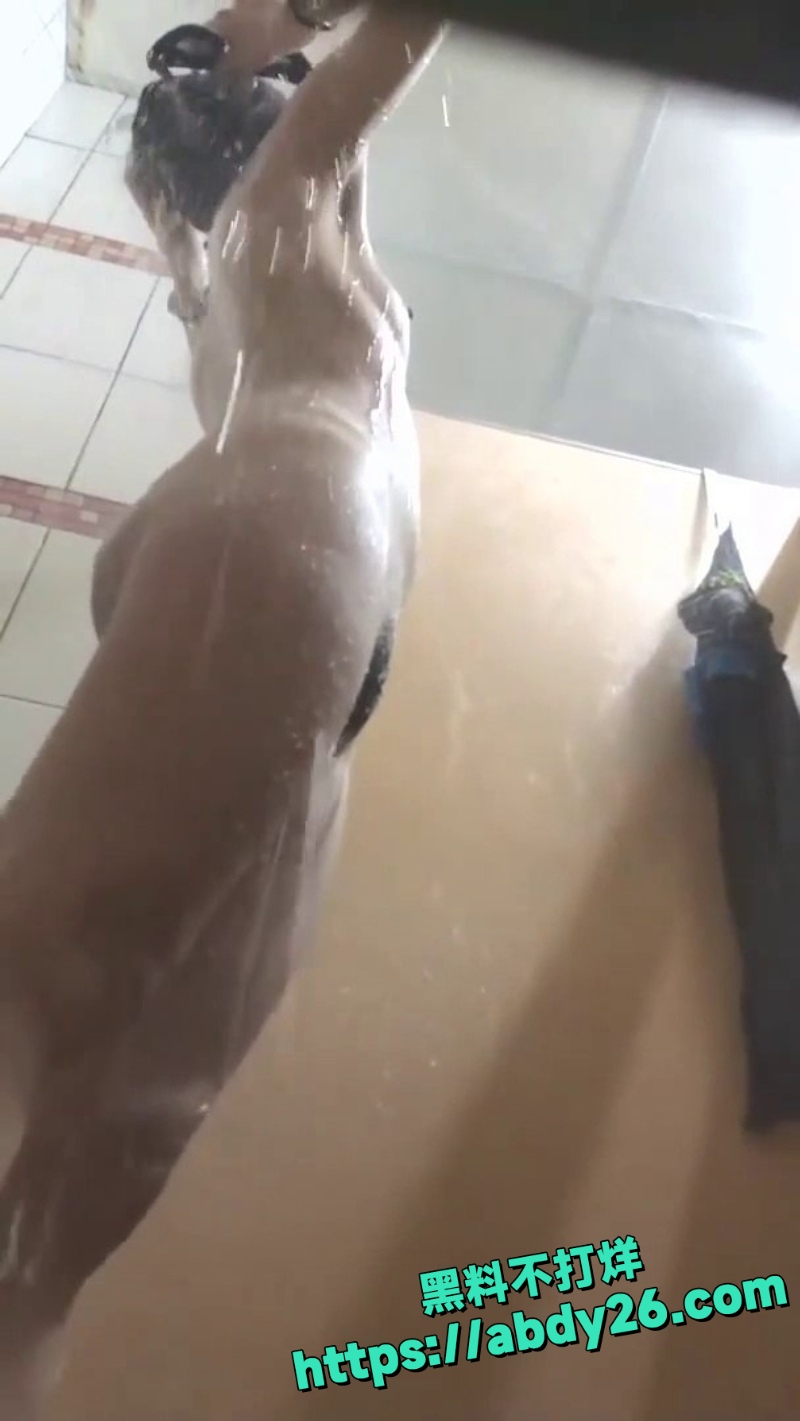 澡堂偷拍女大学生性感视频1