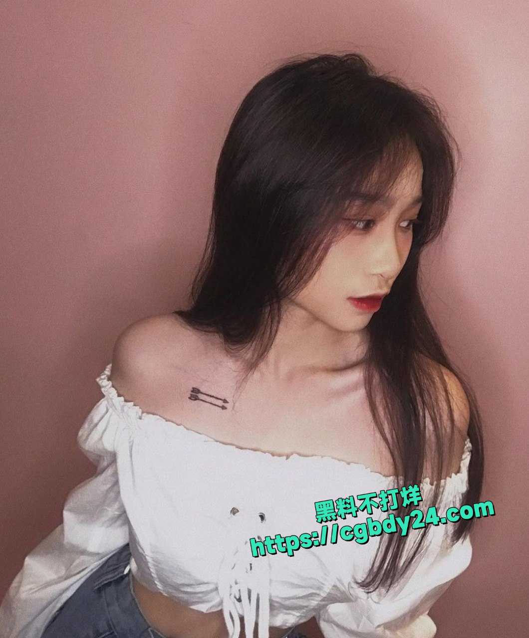 女大学生静宜与男友自拍的露面口交视频和后入做爱视频被外流了出来6