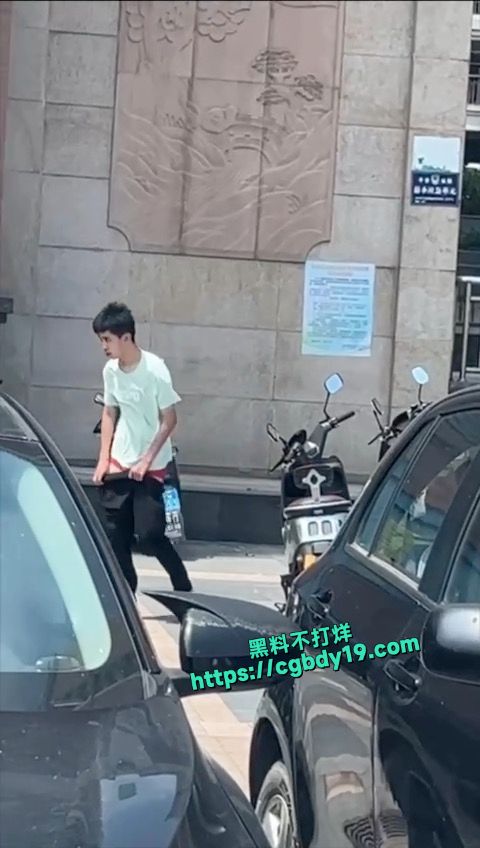 车主是个女的，刚下车，车就让人给日了5