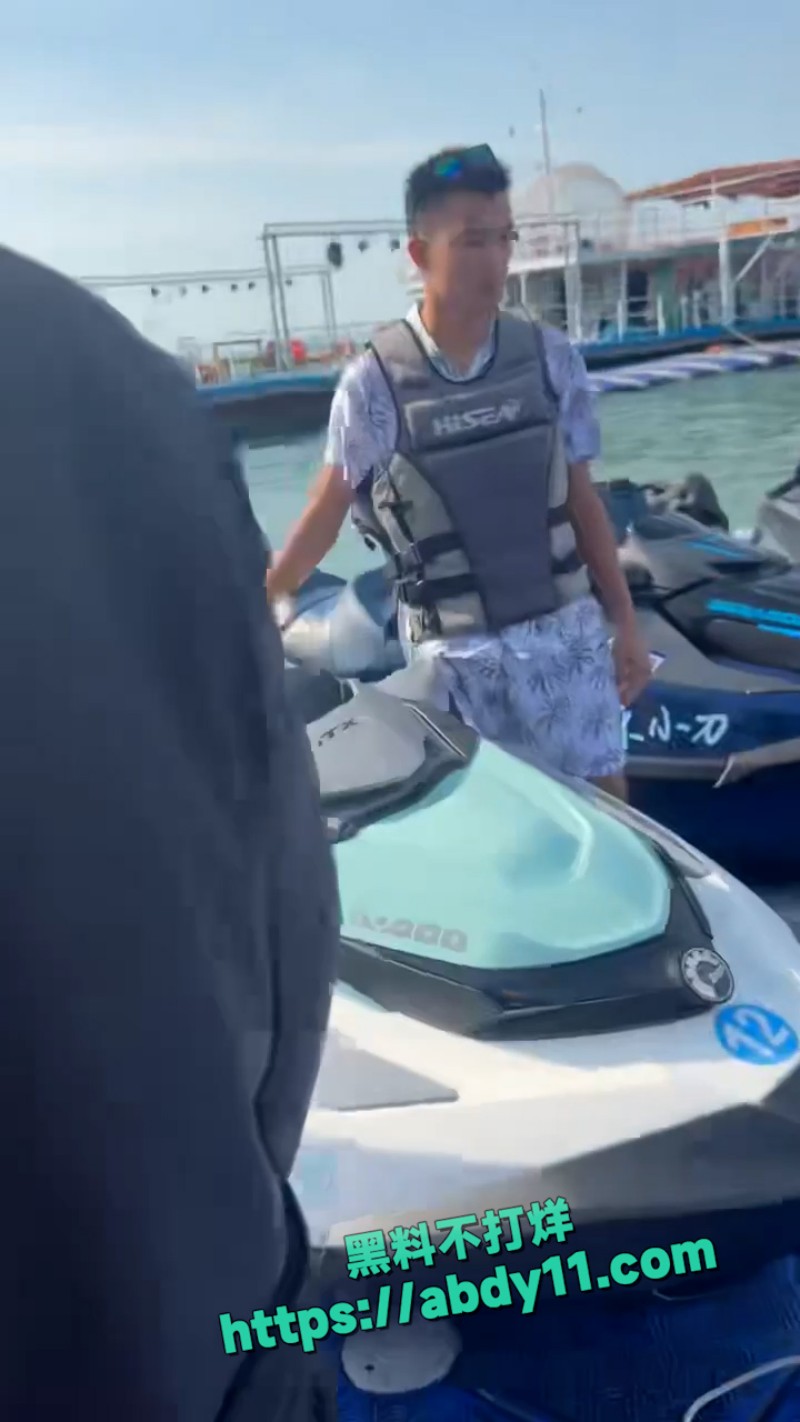 海南三亚钟情会所海边女人打架 21