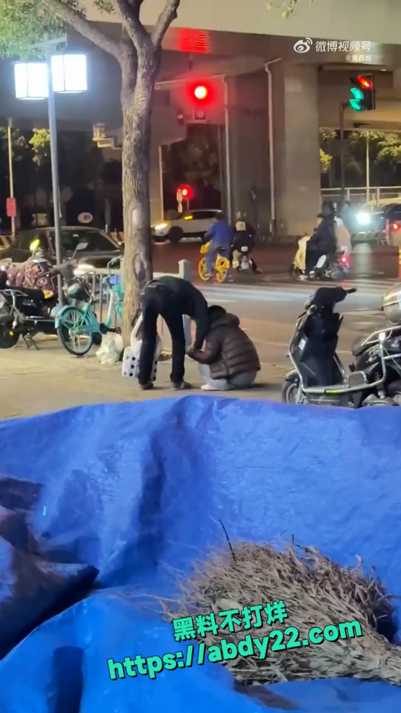 跨年男友没有安排集美在街头崩溃大哭 1