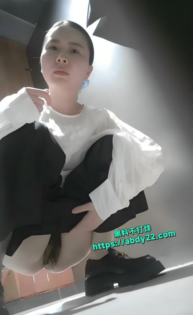 商场厕所偷拍高颜值小姐姐4
