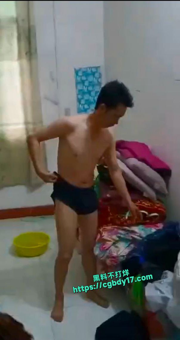 男的看样子是真喜欢这个少妇，一直挡着4