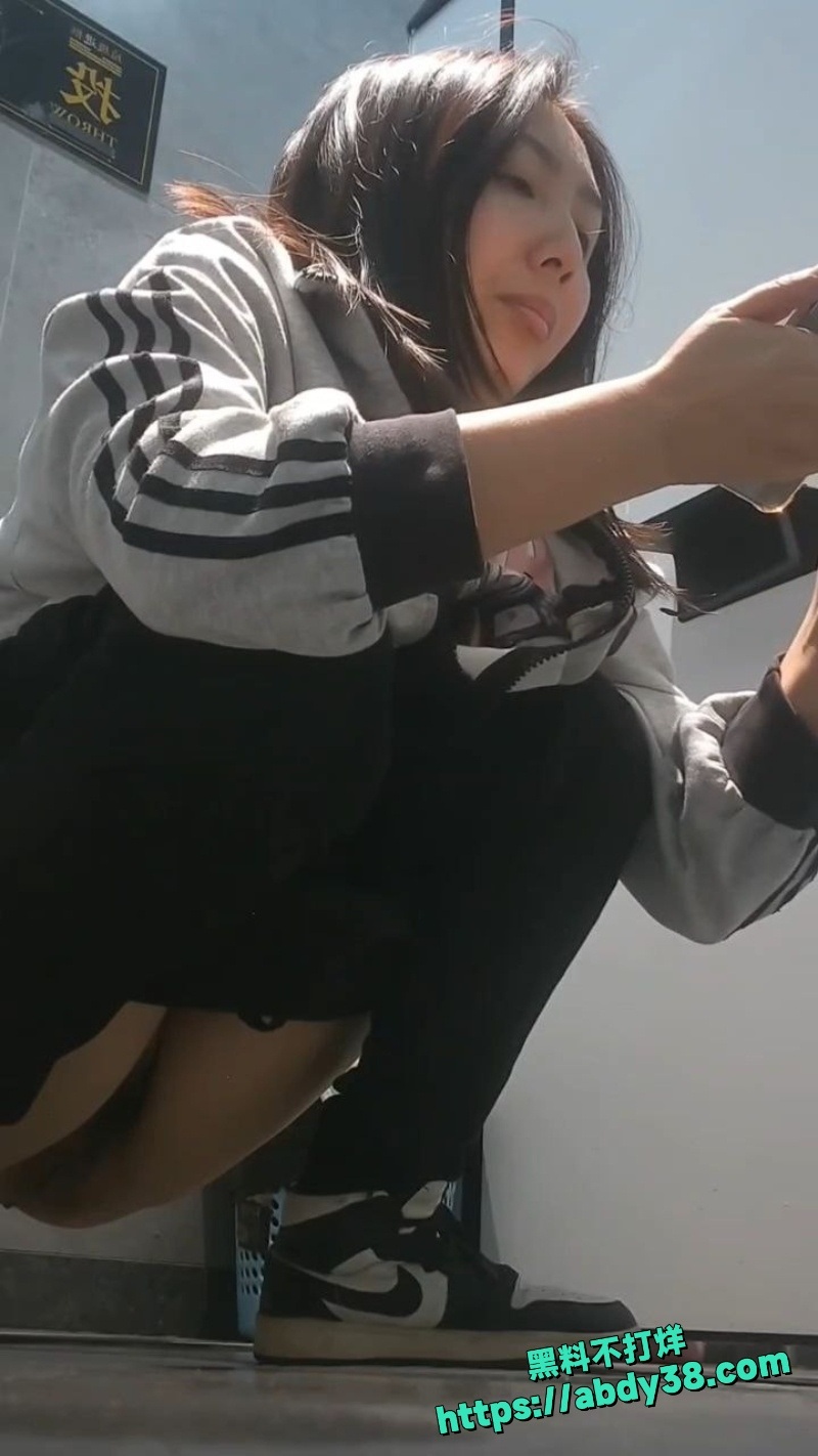 商场女厕全景偷拍3