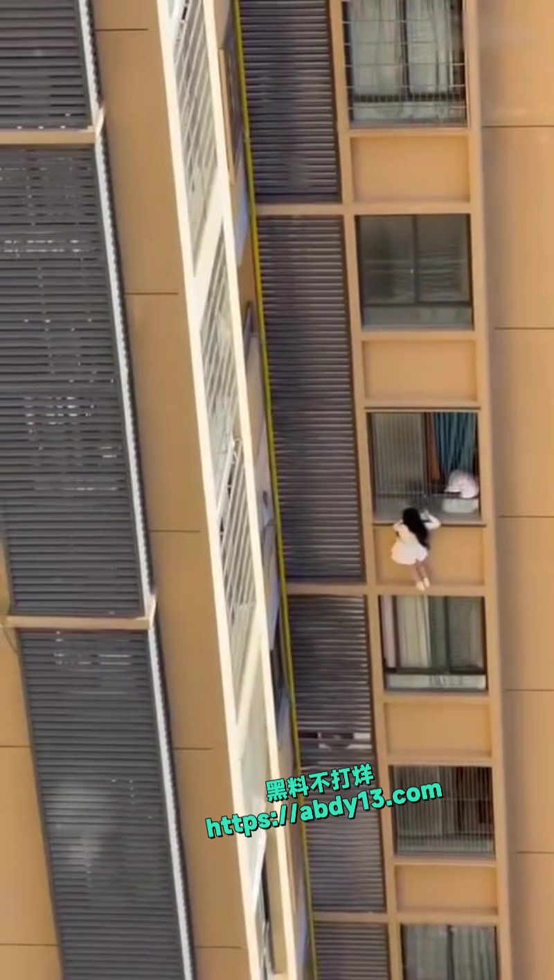 女子高楼翻窗逃跑 2