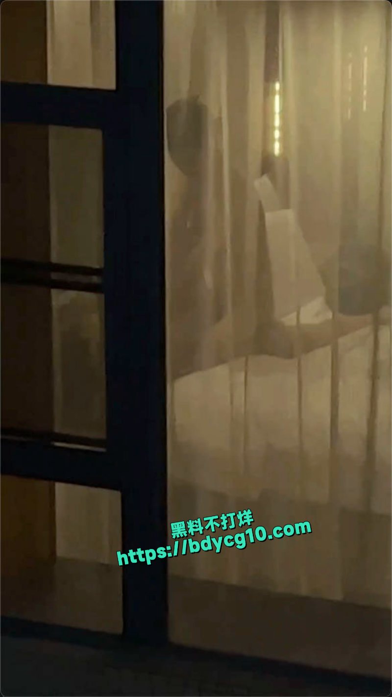 夫妻做爱不拉窗帘被对面楼一群老六拍下全程6