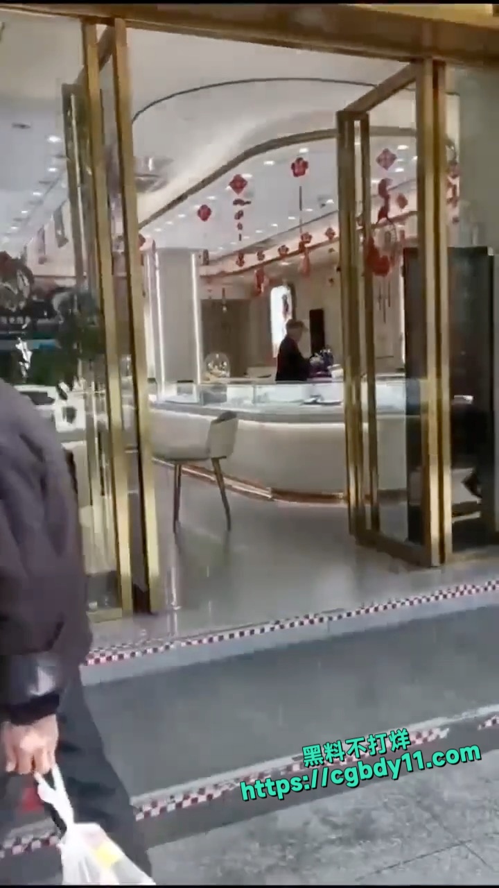 一男子抢劫一家金店后，又持刀进入一家手机店1