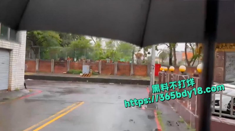 23万粉极品臀后Ellie雨点下的女学生7