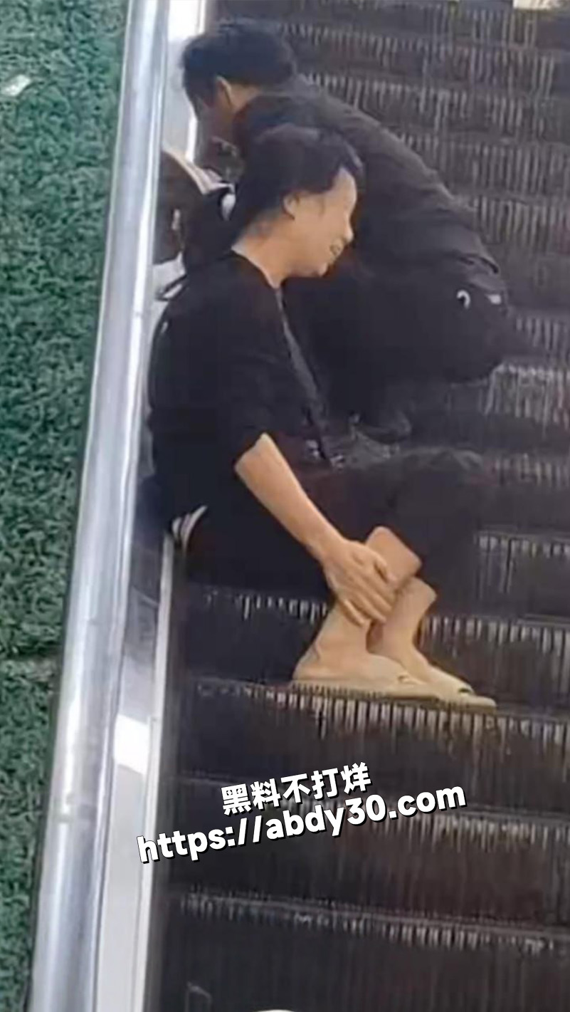 小女孩乘扶梯手被夹手2