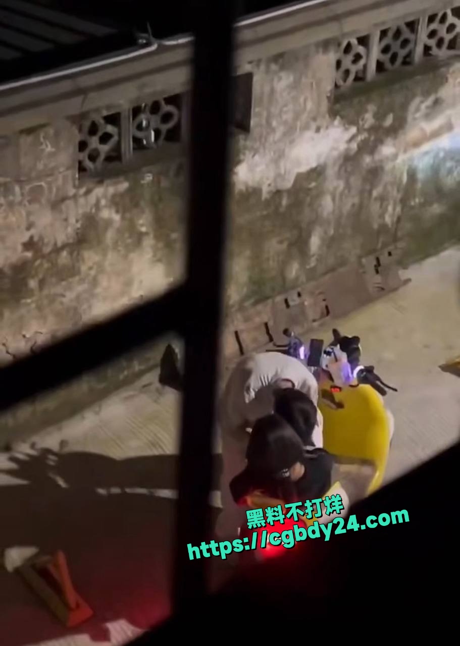 深夜巷子里电瓶小伙吃海鲜被楼上偷拍3