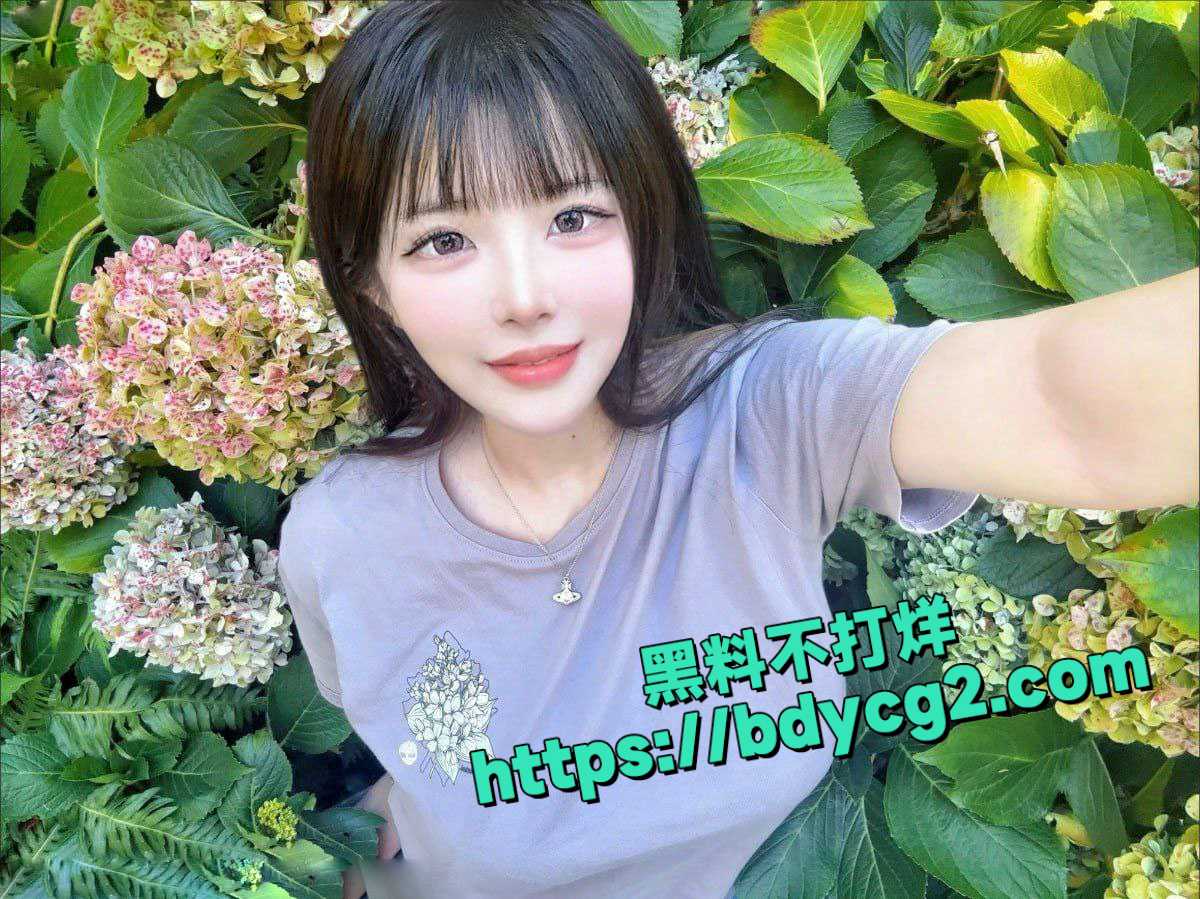 极品台湾巨乳大眼御姐穿着各种美美的服装露出自己的大奶子1