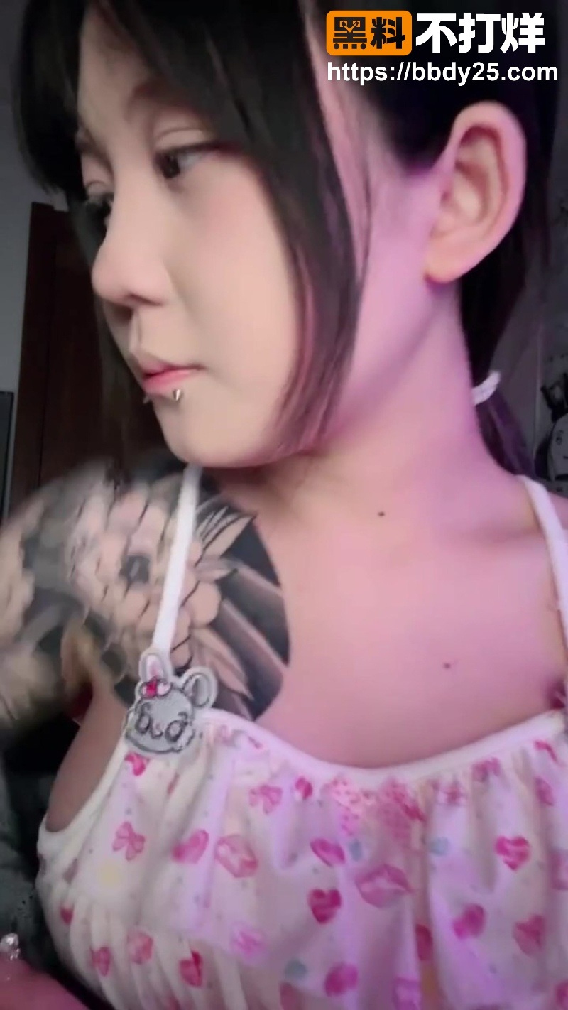 婴儿肥精神小妹下海自拍大奶10
