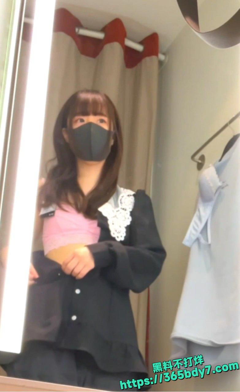学生妹更衣室换衣被针孔偷拍8