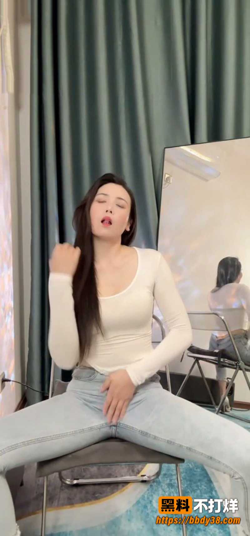快手少妇蝴蝶姐姐接了金主单子 用丝袜勒私处的样子真的敢 身体反应很真实