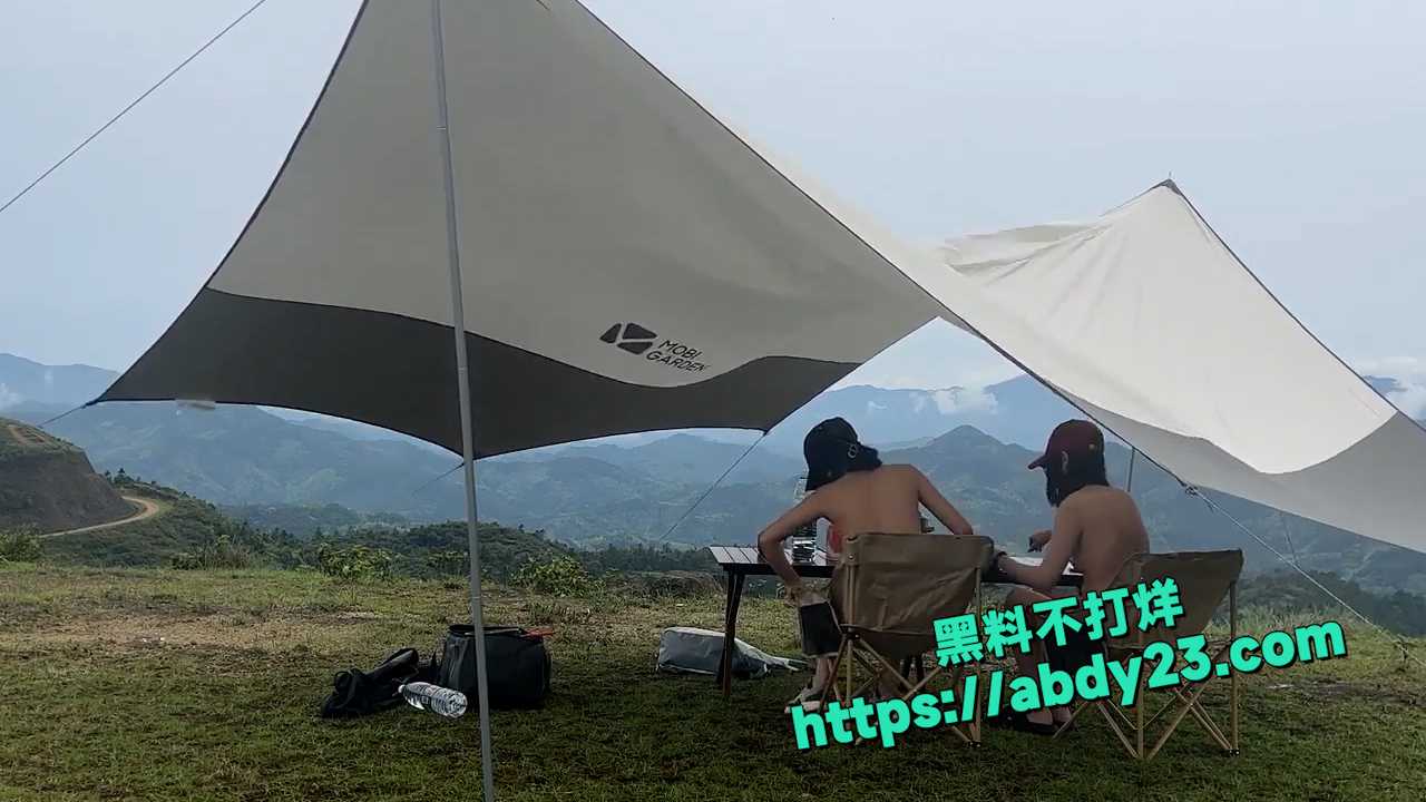双女全裸 野外露营休闲 5