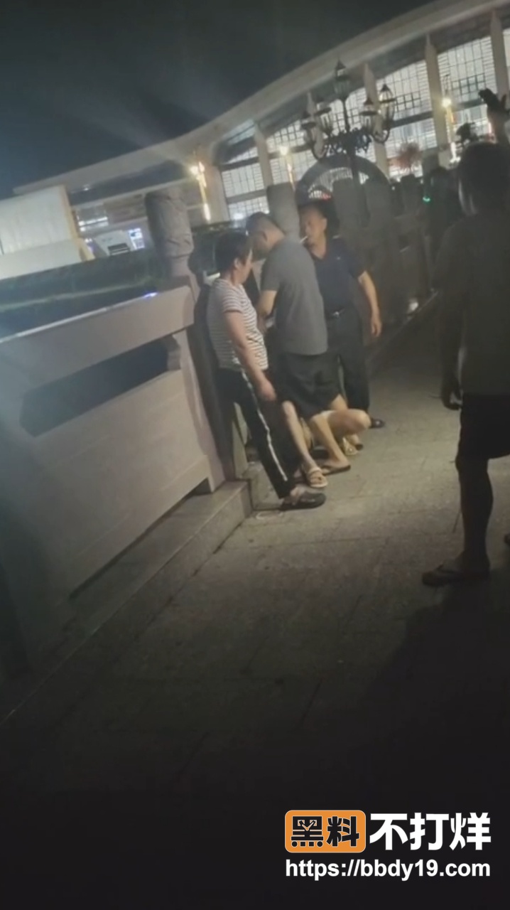 老头带小三公园约会6